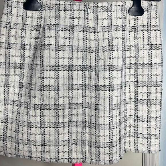 Chic Black and White Plaid Tweed Skirt size medium - Picture 4 of 4